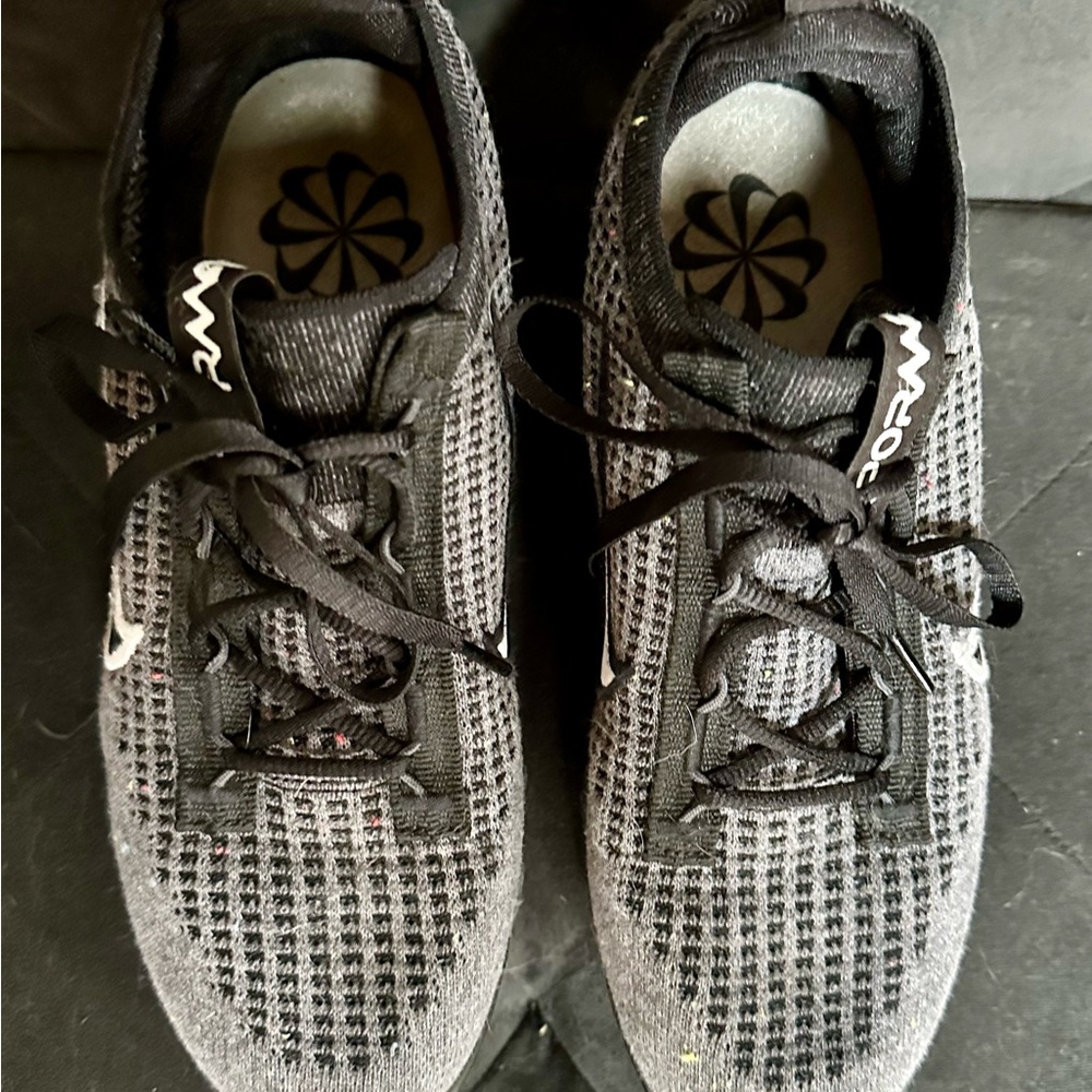 Boys size 5.5 Nike Air VaporMax Flyknit 2021 shoes. Barely worn before outgrown!